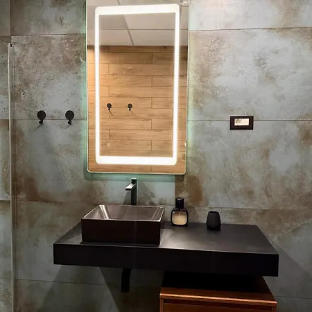 Modern 2br In The Center *